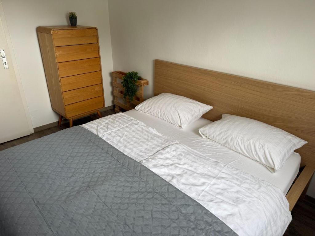 Doppelzimmer mit Gemeinschafts-WC – Foto 1